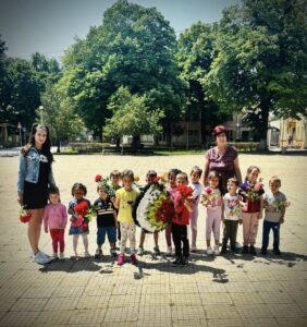 Децата от детската градина в с. Долна Липница почетоха паметта на Ботев и героите на България