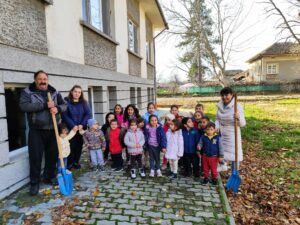 Деца, кметове и екипи се включиха в мащабното засаждане на иглолистни и широколистни дръвчета в община Павликени