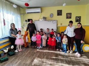 Баба Марта гостува на децата от ДГ „Детски свят“ в село Долна Липница